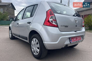 Хэтчбек Dacia Sandero 2010 в 