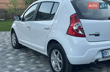 Хэтчбек Dacia Sandero 2009 в 