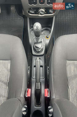 Хэтчбек Dacia Sandero 2009 в 