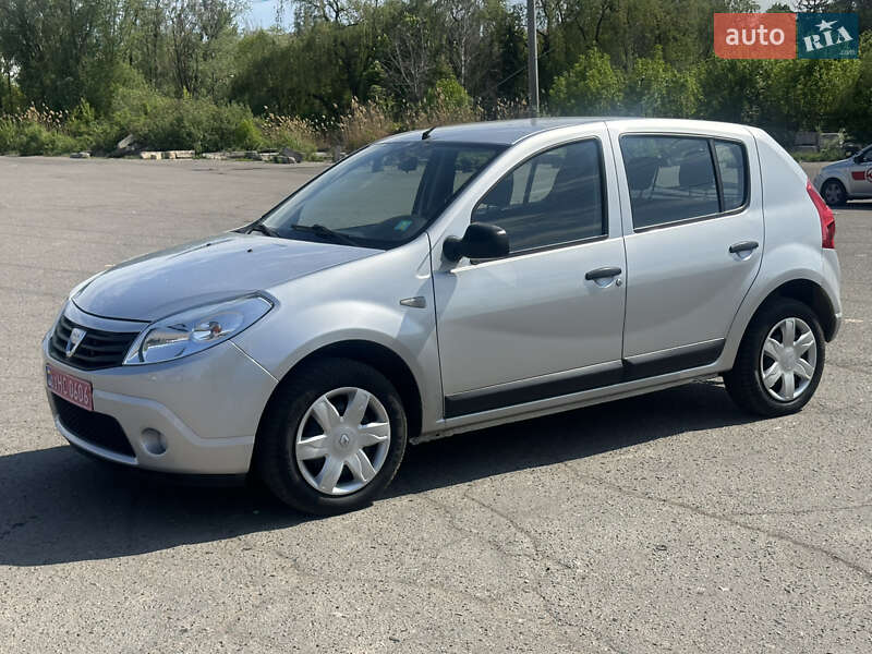 Хетчбек Dacia Sandero 2010 в 