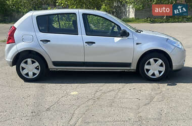 Хетчбек Dacia Sandero 2010 в 