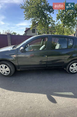 Хетчбек Dacia Sandero 2010 в 