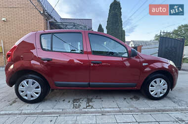 Хетчбек Dacia Sandero 2012 в 
