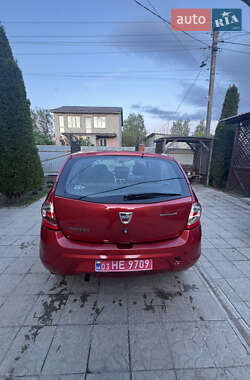 Хетчбек Dacia Sandero 2012 в 