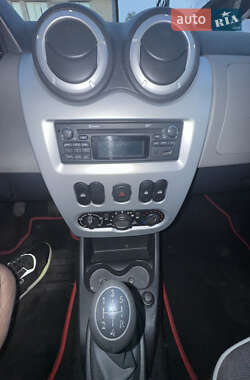 Хетчбек Dacia Sandero 2012 в 