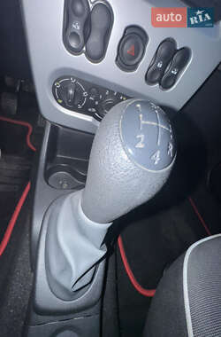 Хетчбек Dacia Sandero 2012 в 