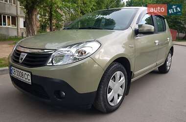 Хэтчбек Dacia Sandero 2009 в 