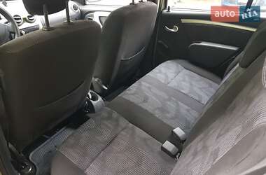 Хэтчбек Dacia Sandero 2009 в 