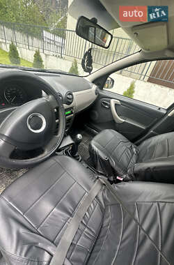 Хетчбек Dacia Sandero 2010 в 