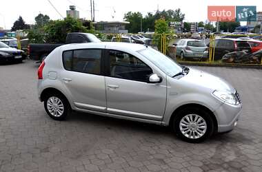 Хэтчбек Dacia Sandero 2010 в 