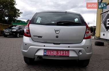 Хэтчбек Dacia Sandero 2010 в 