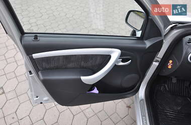 Хэтчбек Dacia Sandero 2010 в 