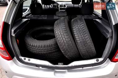 Хэтчбек Dacia Sandero 2010 в 