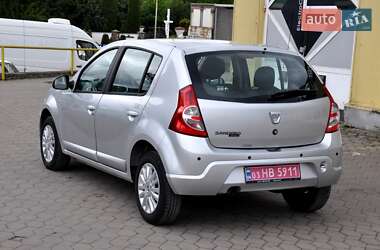 Хэтчбек Dacia Sandero 2010 в 