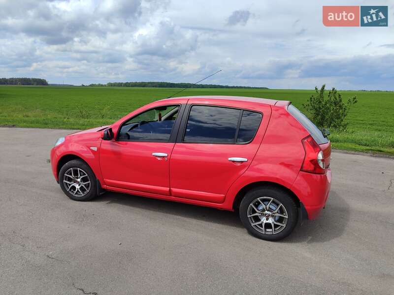 Хэтчбек Dacia Sandero 2009 в Ичне