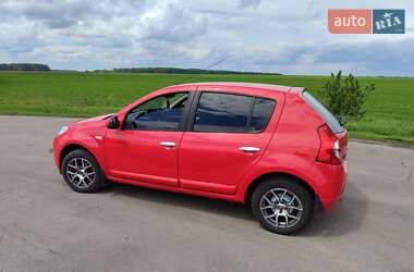 Хэтчбек Dacia Sandero 2009 в 