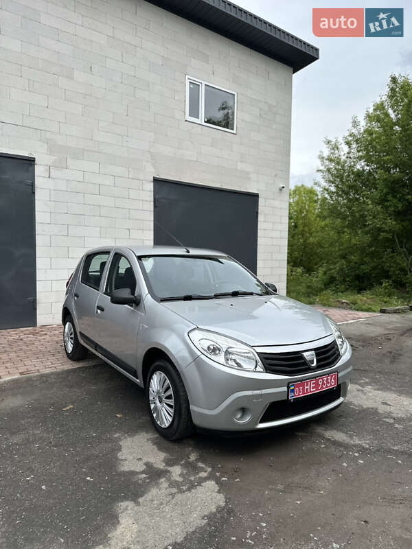 Хэтчбек Dacia Sandero 2009 в 