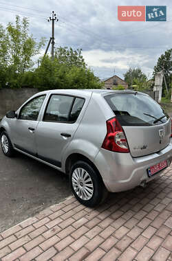 Хэтчбек Dacia Sandero 2009 в 
