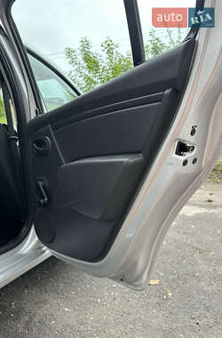 Хэтчбек Dacia Sandero 2009 в 