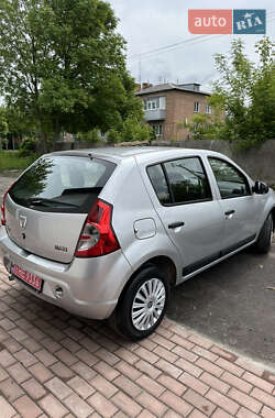Хэтчбек Dacia Sandero 2009 в 