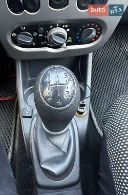 Хетчбек Dacia Sandero 2010 в 