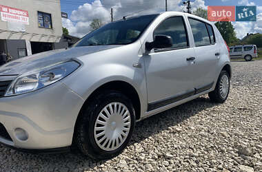 Хетчбек Dacia Sandero 2008 в 