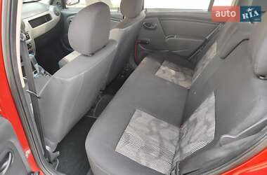 Хетчбек Dacia Sandero 2008 в 