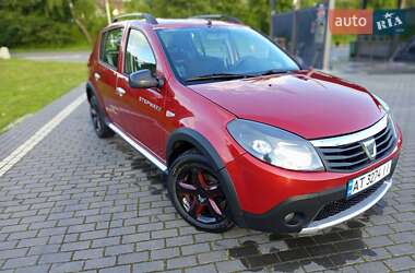 Хэтчбек Dacia Sandero 2012 в Долине