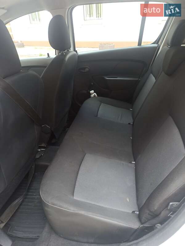 Хэтчбек Dacia Sandero 2013 в Глухове