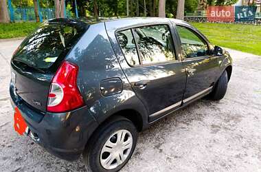 Хетчбек Dacia Sandero 2009 в 