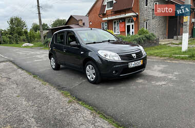Хетчбек Dacia Sandero 2009 в 