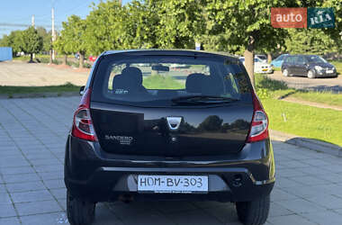 Хэтчбек Dacia Sandero 2010 в 