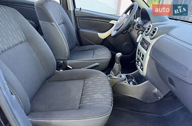 Хэтчбек Dacia Sandero 2010 в 
