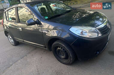 Хэтчбек Dacia Sandero 2010 в 