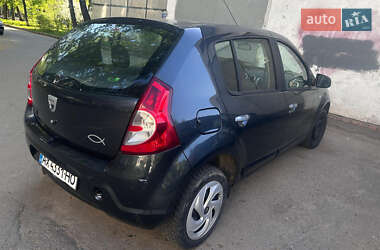 Хэтчбек Dacia Sandero 2010 в 