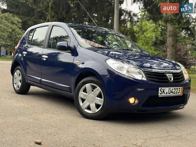 Хэтчбек Dacia Sandero 2010 в Умани