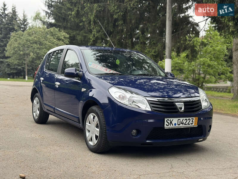 Хэтчбек Dacia Sandero 2010 в Умани