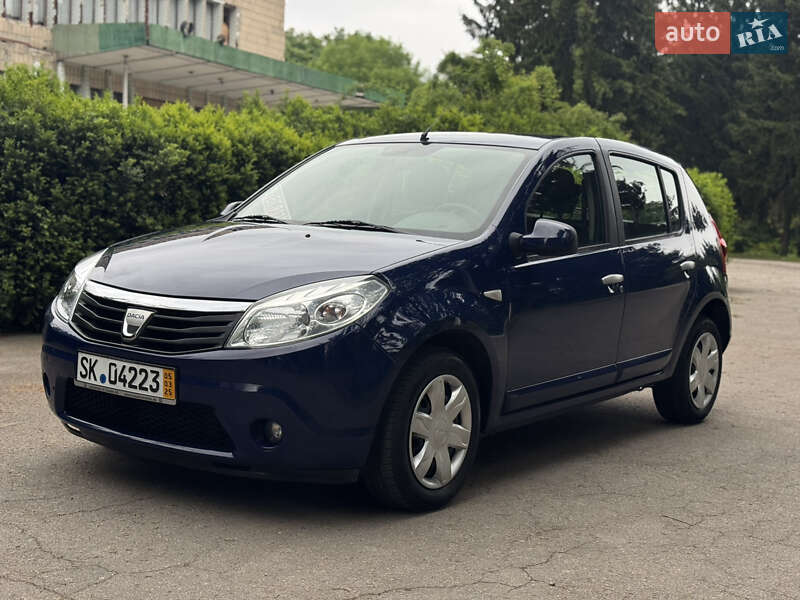 Хэтчбек Dacia Sandero 2010 в Умани