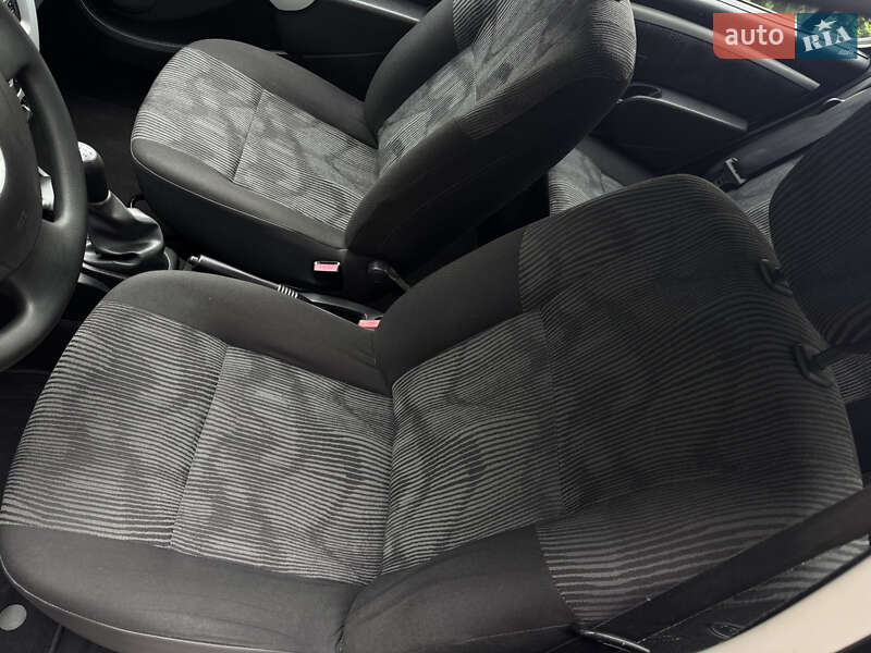 Хэтчбек Dacia Sandero 2010 в Умани