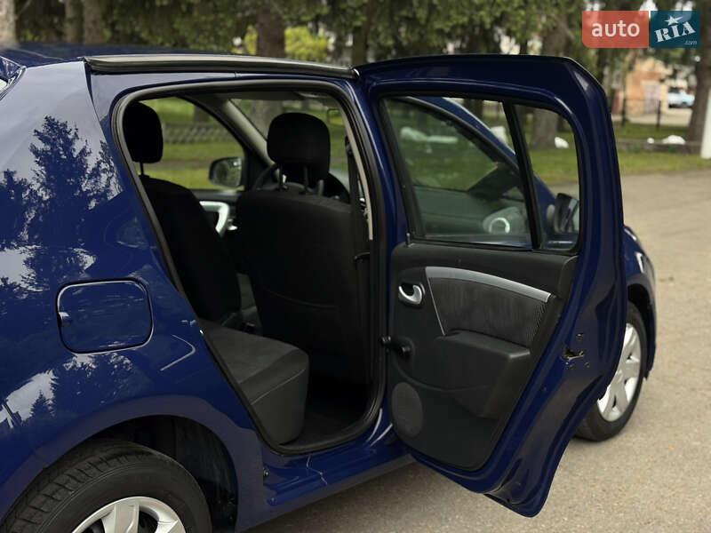 Хэтчбек Dacia Sandero 2010 в Умани