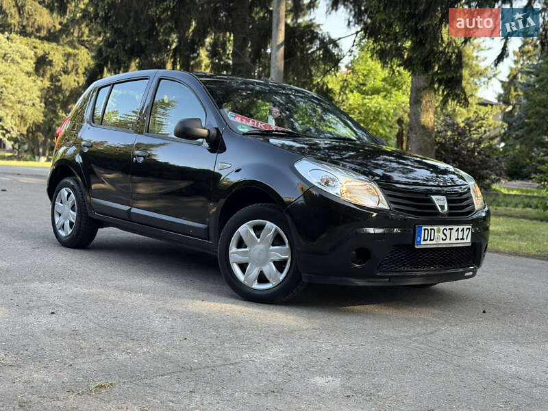 Хэтчбек Dacia Sandero 2010 в Умани
