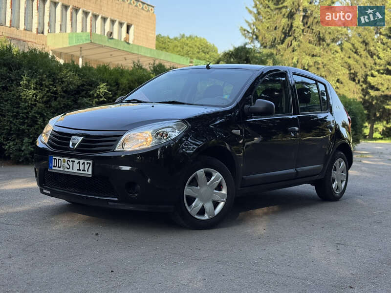 Хэтчбек Dacia Sandero 2010 в Умани