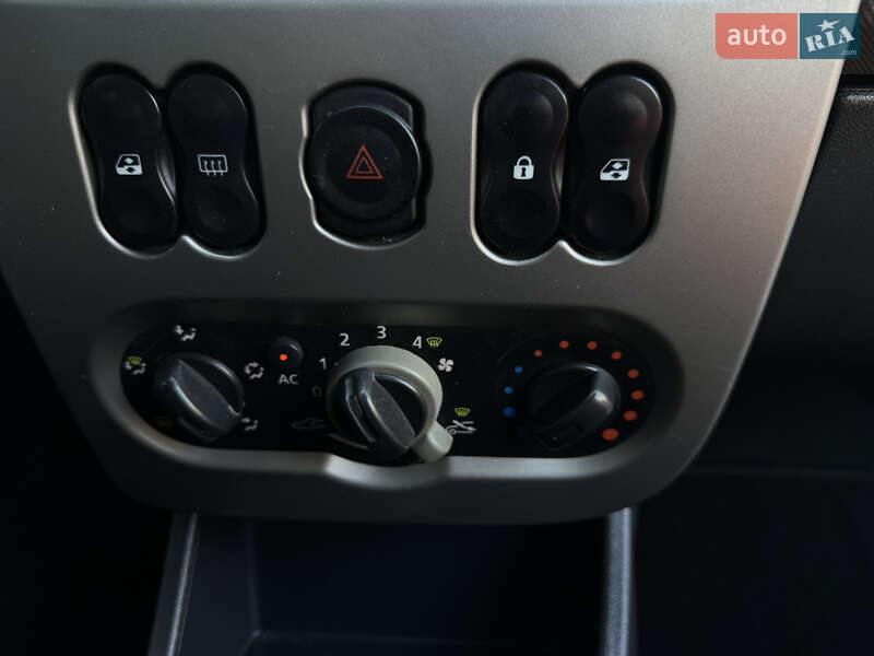 Хэтчбек Dacia Sandero 2010 в Умани