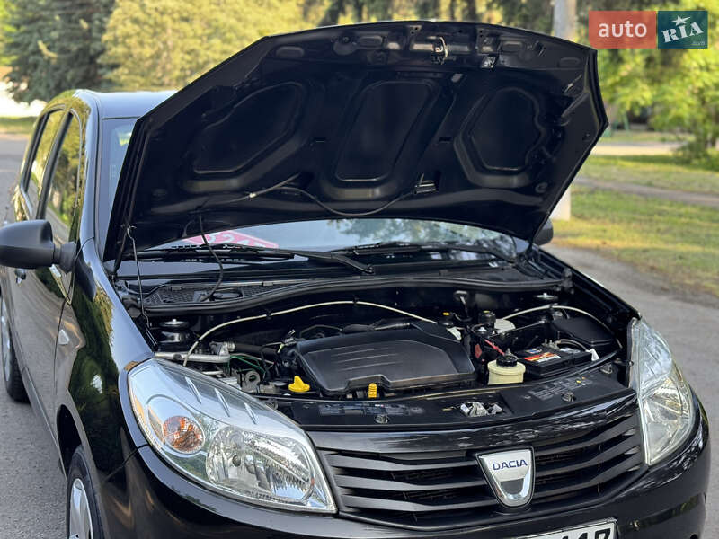 Хэтчбек Dacia Sandero 2010 в Умани