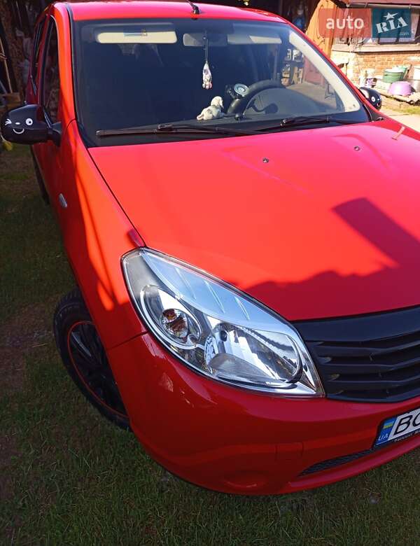 Хэтчбек Dacia Sandero 2009 в Золочеве