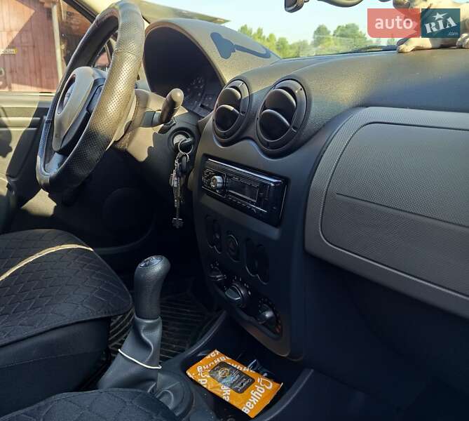 Хэтчбек Dacia Sandero 2009 в Золочеве