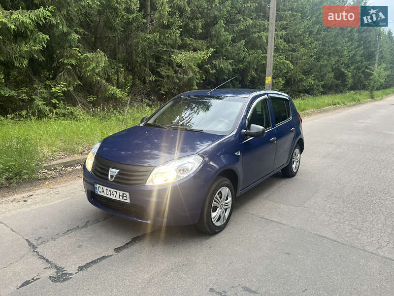 Хэтчбек Dacia Sandero 2009 в 