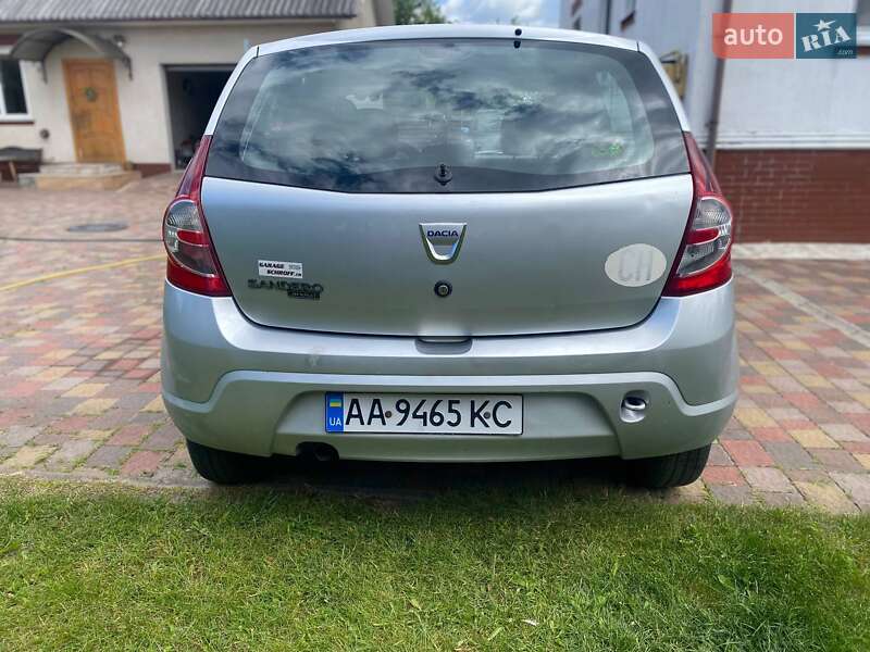 Хетчбек Dacia Sandero 2009 в Києві