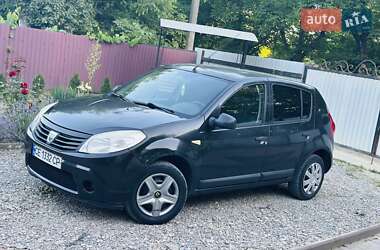 Хэтчбек Dacia Sandero 2010 в Черновцах