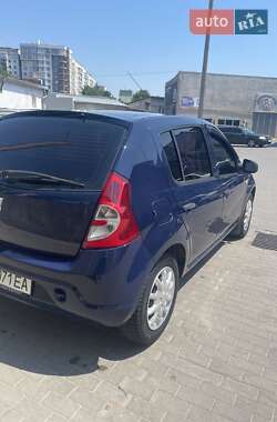 Хэтчбек Dacia Sandero 2009 в 